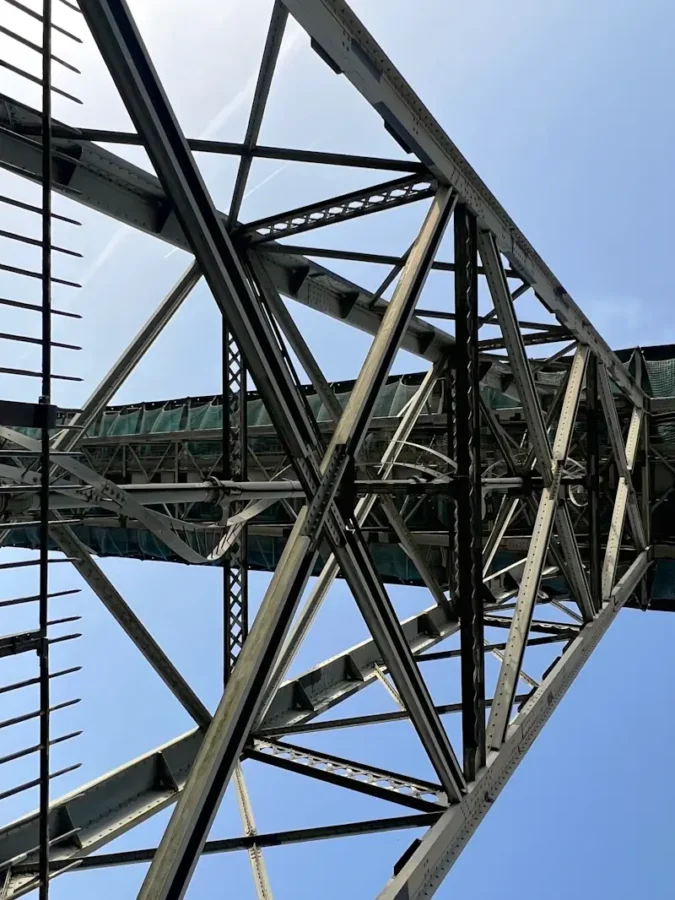 Ponte Dom Luís I as seen from underneath, on the Vila Nova de Gaia side.